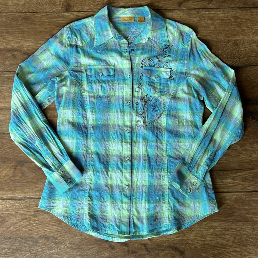 Medium Wrangler Long Sleeve Button Down